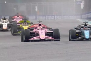 El italiano Miní se impuso en la F2 en un final de infarto, donde los errores en la última vuelta de sus competidores fueron claves para su victoria.