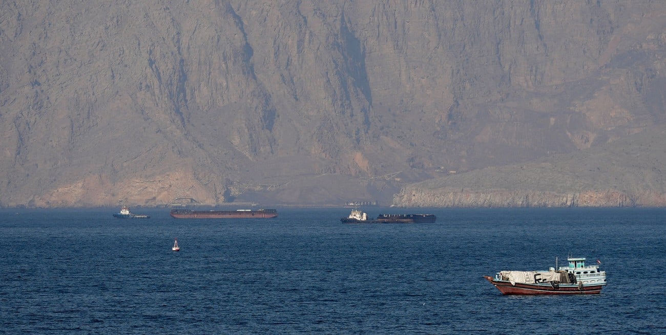 Irán afirmó que frenó a buques de guerra de EE.UU. en Ormuz y Washington lo negó
