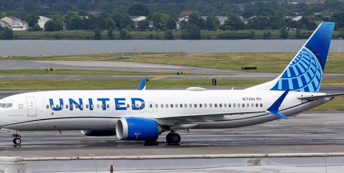 Un pasajero agredió a una azafata e intentó entrar a la cabina en un vuelo de United Airlines