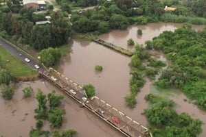 El arroyo El Rey, que separa las ciudades de Avellaneda y Reconquista, desbordado y a punto de cortar uno de los puentes que une a ambas localidades. Doble embate: el de la lluvia directa y el del agua que busca la pendiente hacia el Paraná. Foto: Gentileza