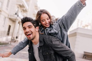 El amor es una capacidad única para conocernos a nosotros mismos a través de otro, en la medida en que este otro nos va a presentar su mundo. Un mundo en el que nos podremos ver y habitar, según el cual adquiriremos aspectos que hasta cierto momento nos resultaban impensables.