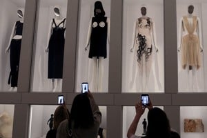 Algunas de las piezas de la exposición del Costume Institute titulada "Costume Art", previa a la Met Gala 2026. REUTERS/Shannon Stapleton