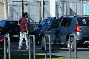 El tema de los cuidacoches será analizado por diputados con funcionarios de ocho municipios de la provincia. Foto: Flavio Raina.