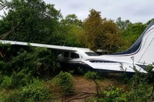 Al arribar al lugar, los efectivos se encontraron con una avioneta que presentaba daños estructurales compatibles con un aterrizaje forzoso o una caída abrupta.