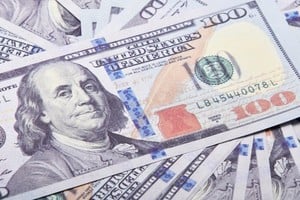 El dólar blue bajó a $1.400, el MEP subió a $1.440 y en bancos hubo una leve caída.