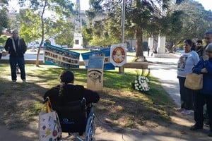 El acto reunió a organizaciones y familiares frente a los edificios institucionales de Santa Fe.