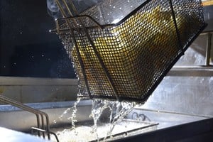 Problema ambiental. Un litro de aceite usado puede contaminar unos 1.000 litros de agua. Foto: El Litoral