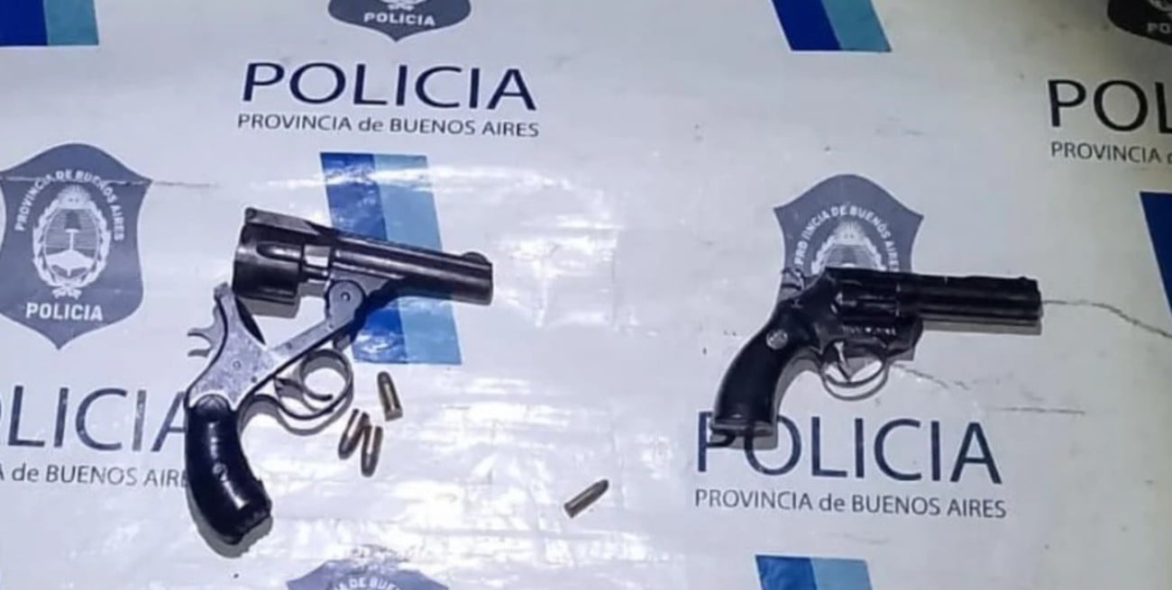 Detenidos por filmar a su bebé empuñando un arma de fuego y subir el video a las redes sociales
