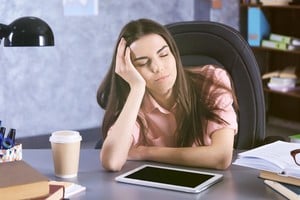 El cansancio constante se volvió un síntoma habitual en la vida moderna
