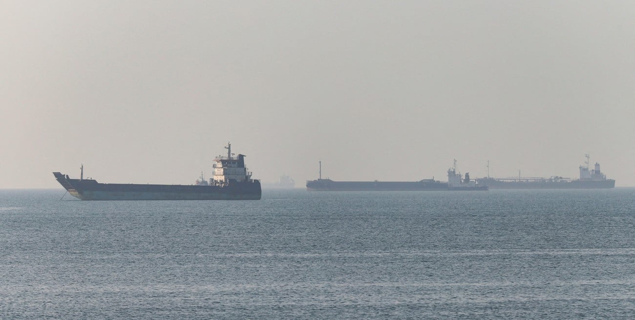Emiratos denunció un ataque lanzado desde Irán y confirmó un incendio con tres heridos
