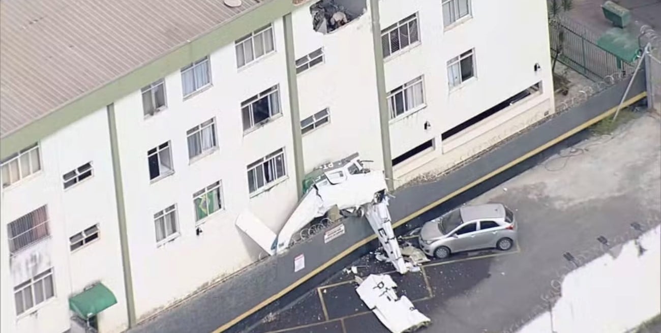 Un avión cayó sobre un edificio en Belo Horizonte: hay víctimas fatales y heridos