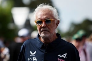 Flavio Briatore, asesor ejecutivo de Alpine. La escudería perdió nueve puntos y quedó a 16 unidades de Racing Bulls tras la decisión de la Corte Internacional de Apelación de la FIA. REUTERS/Hollie Adams