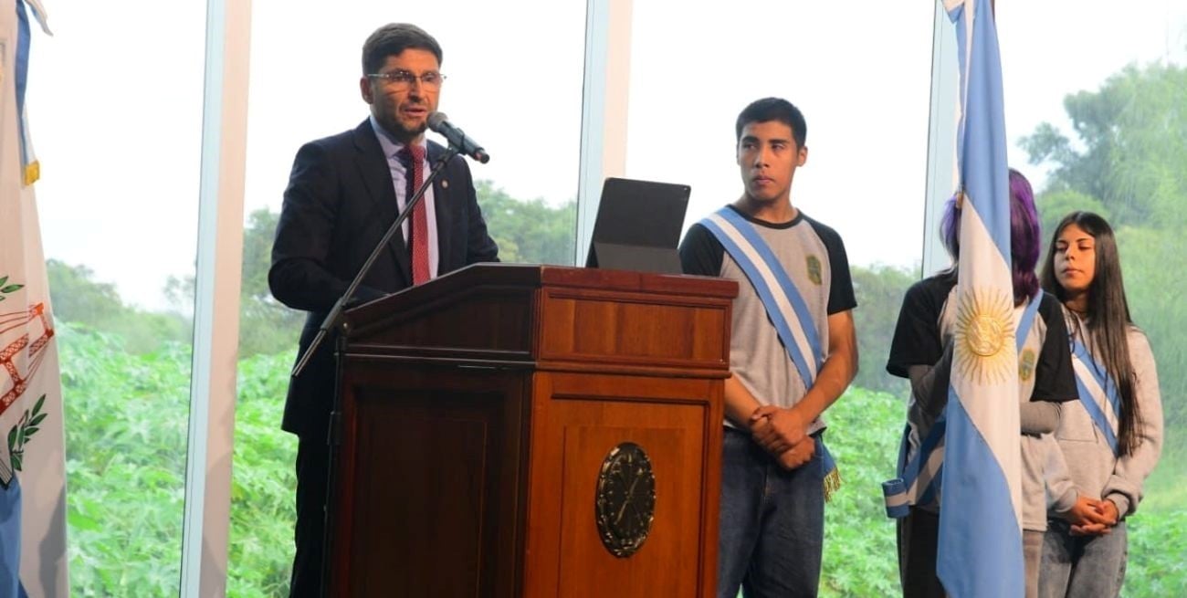 Pullaro encabezó la promesa a la Constitución y llamó a “ser ciudadanos que defiendan derechos colectivos”