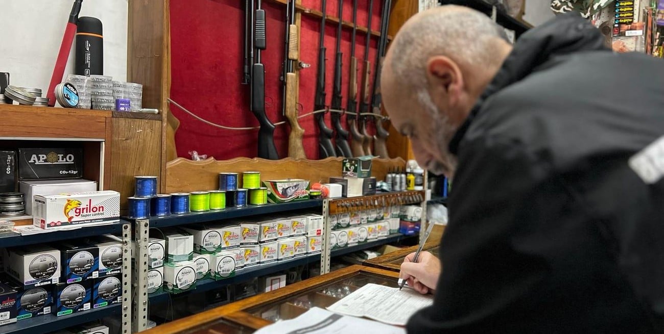 Tras las amenazas en escuelas, la lupa está sobre la venta de armas en Santa Fe: ¿se cumple la norma?