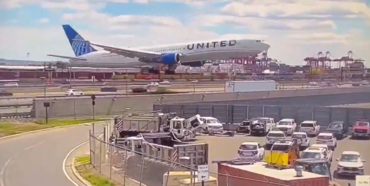 Milagro en Nueva Jersey: un avión de United rozó un camión en plena autopista antes de aterrizar
