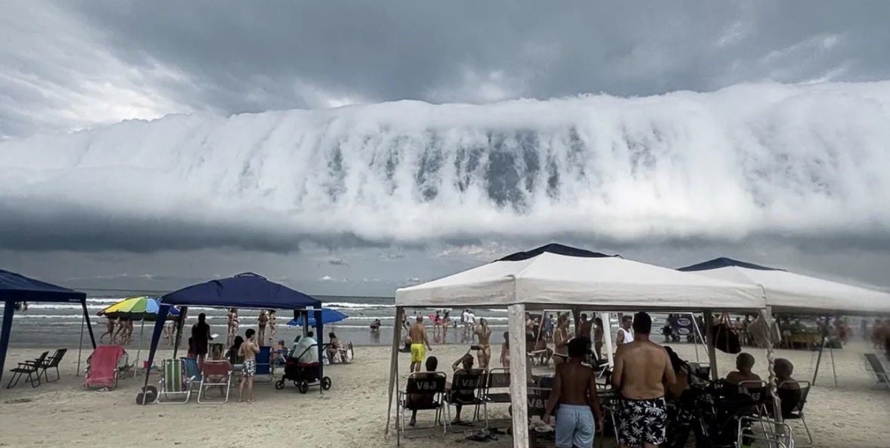 "Tsunami" en el cielo: el impactante fenómeno que asombró y aterró a los bañistas en las playas de Brasil