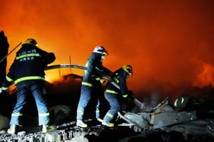 Bomberos  y rescatistas trabajan en el lugar. Créditos Reuters