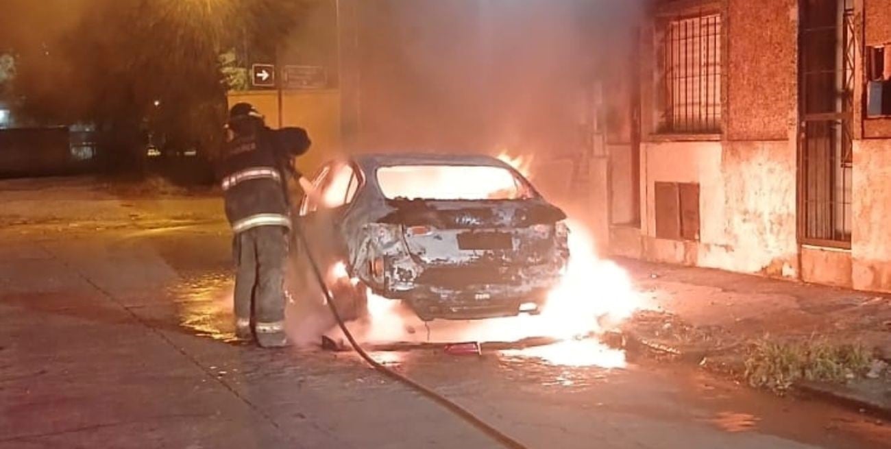 Incendio y destrucción total de un remises en barrio Fomento 9 de Julio