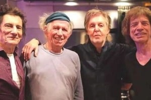Ron Wood, Keith Richards, Paul McCartney y Mick Jagger, reunidos en el estudio. Foto: Noticias Argentinas