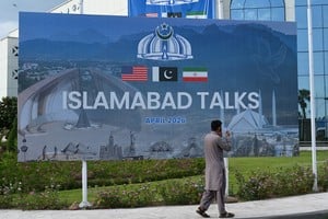 Una valla publicitaria de las conversaciones entre Estados Unidos e Irán, en Islamabad, Pakistán. Foto: Xinhua / Ahmad Kamal.