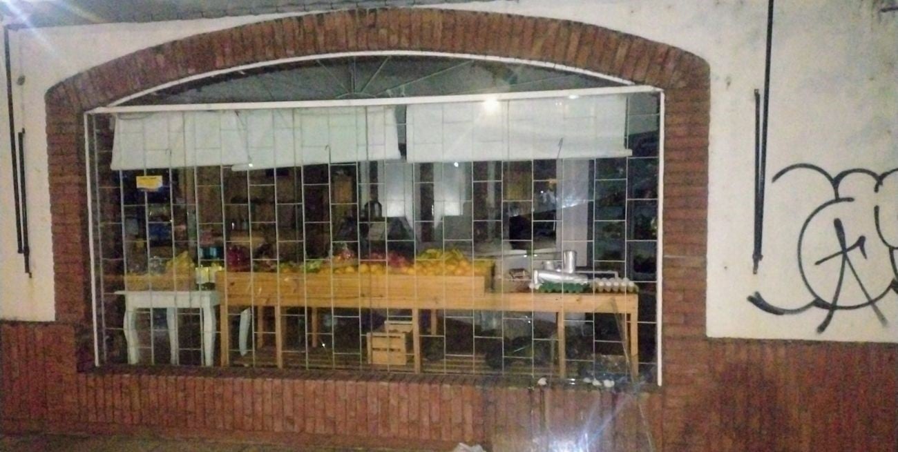 Entró a robar en una verdulería de María Selva, se lastimó las manos y terminó detenido