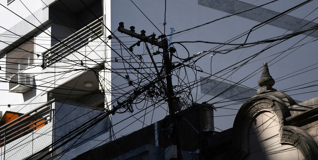 Cómo será la segunda etapa después del retiro de los viejos cables que cuelgan en la Peatonal de Santa Fe
