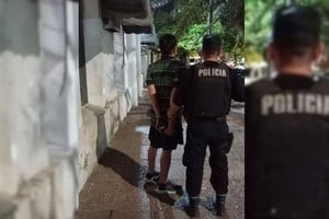 Traslado del agresor en condición de detenido a sede policial. Foto: Gentileza