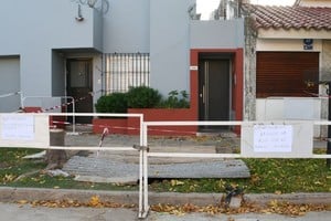 La situación más crítica la atraviesa Luciana, una vecina cuya vivienda se encuentra a escasos centímetros del hundimiento. Foto: Manuel Fabatía.