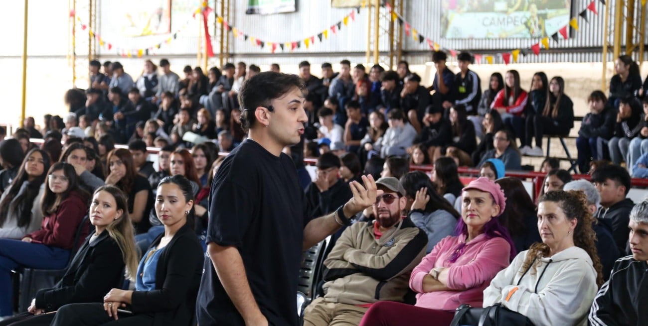 Ayrton Oviedo regresa a Humboldt con charlas sobre redes sociales, ludopatía y bullying