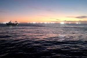 Las luces de los buques en el horizonte, durante el amanecer en altamar. PNA.