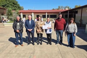 Michlig hizo entrega de los dos aportes finales de $2.900.000 cada uno, totalizando $5.800.000, destinados a completar la compra y colocación de las 29 ventanas tipo ventiluz del club.
