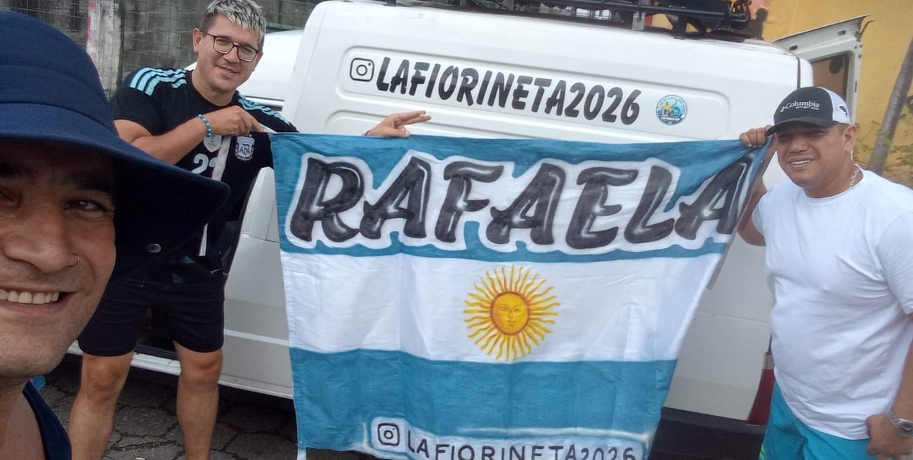 La increíble aventura de dos rafaelinos que van rumbo al Mundial de Fútbol en una Fiorino año 2005