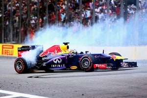 La última carrera de Fórmula 1 con motores V8 fue el Gran Premio de Brasil 2013, con Sebastian Vettel brillando en el circuito de Interlagos.