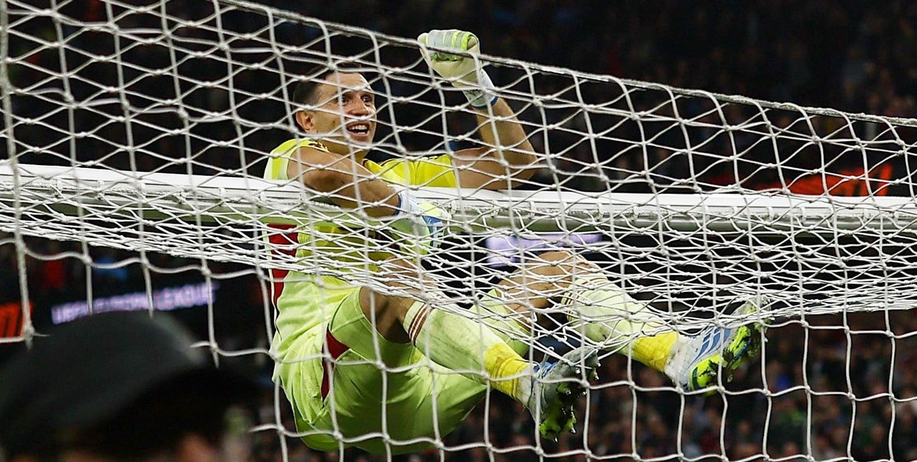 Con Dibu Martínez y gol de Buendía, Aston Villa goleó y jugará una final europea