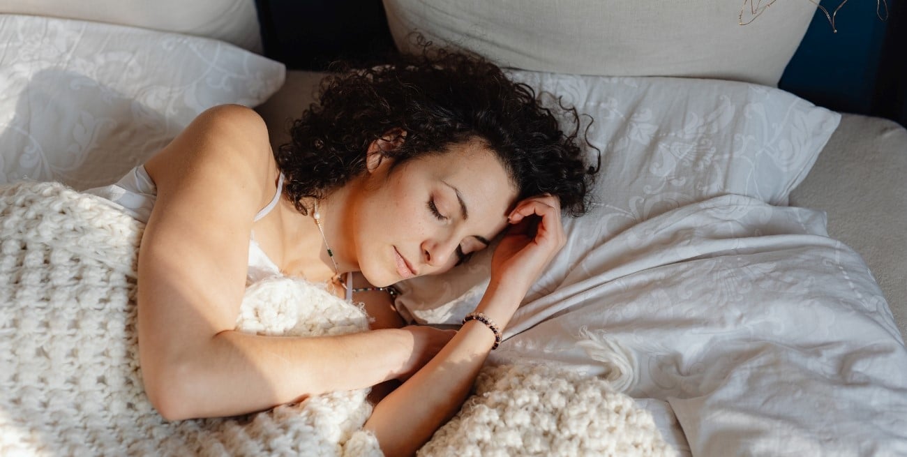 El error que cometes al dormir y que está arruinando tu salud cervical