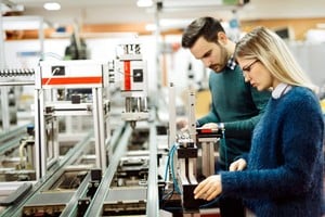 Fabricar electrónica en Argentina no significa inventar una industria paralela. Significa producir bajo la misma lógica con la que opera el mundo.