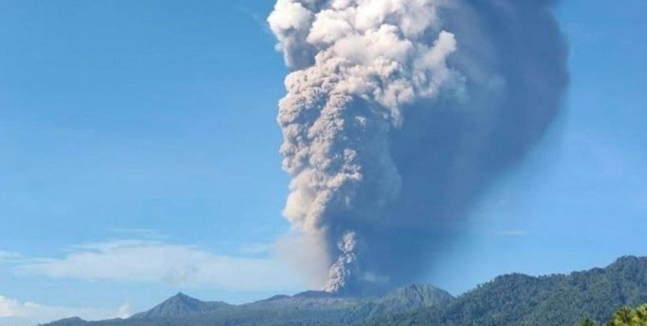 Indonesia: una fuerte erupción del volcán Dukono dejó víctimas y desaparecidos