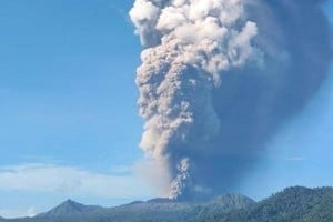 Expulsó una enorme columna de ceniza que alcanzó unos 10 kilómetros de altura. 