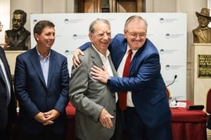 Kilibarda y el abrazo de Michlig durante el homenaje. Foto: Senado de la provincia