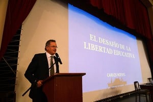 Carlos Hoevel explicó que el proyecto busca pasar de una estructura burocrática centralizada a un modelo basado en la autonomía y el protagonismo de las comunidades educativas. Foto: Guillermo Di Salvatore