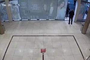 Una puerta estalló en pedazos y desató teorías sobre fantasmas.