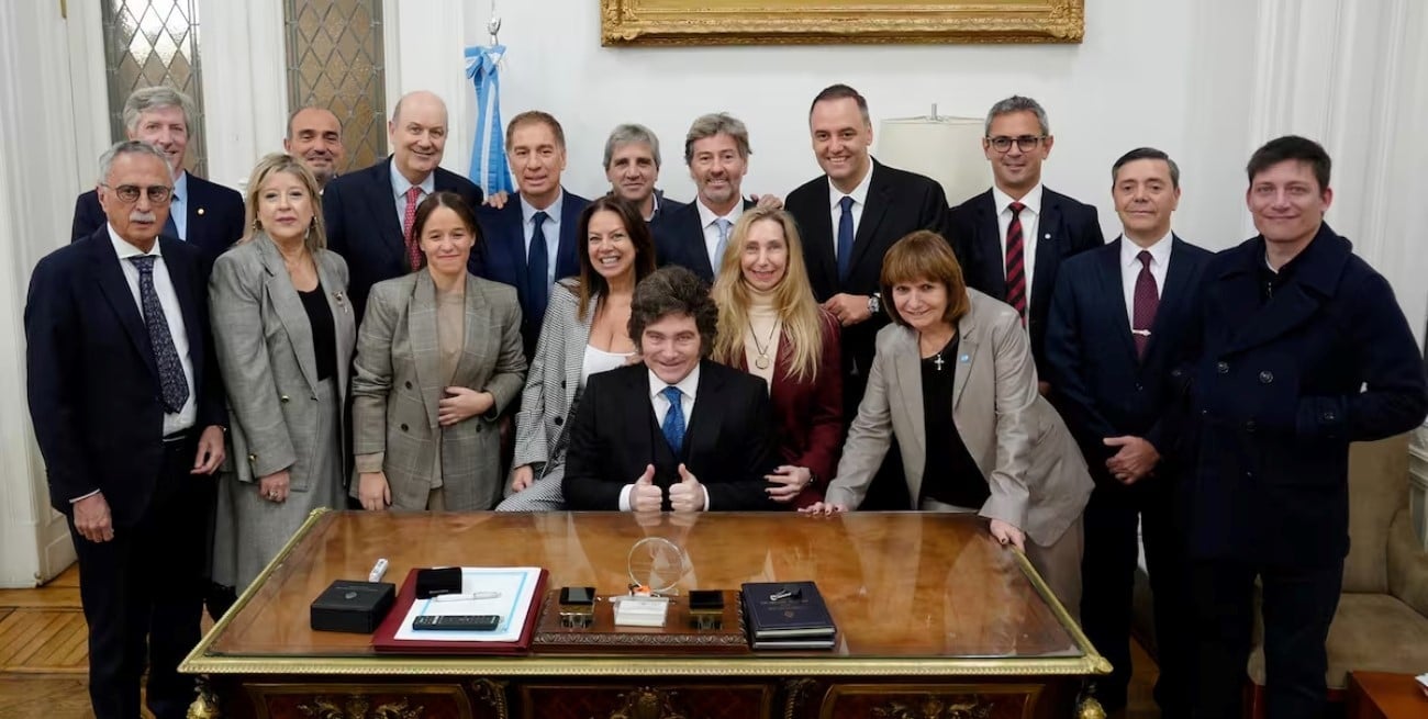 Javier Milei y un apoyo a Manuel Adorni en plena reunión de Gabinete