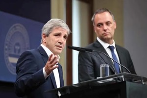 Caputo promete, Adorni es un peso específico defendido por Milei.