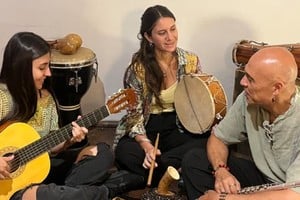 Sus elementos sonoros fundamentales son las voces y el lenguaje ancestral de los tambores de diversas culturas, que se acompañan con otros instrumentos como guitarras y vientos. Foto: Gentileza ISM