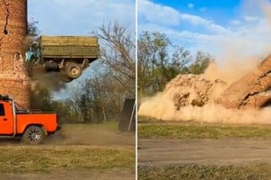 La acrobacia viral de un doble ruso que terminó con cinco camiones destruidos.