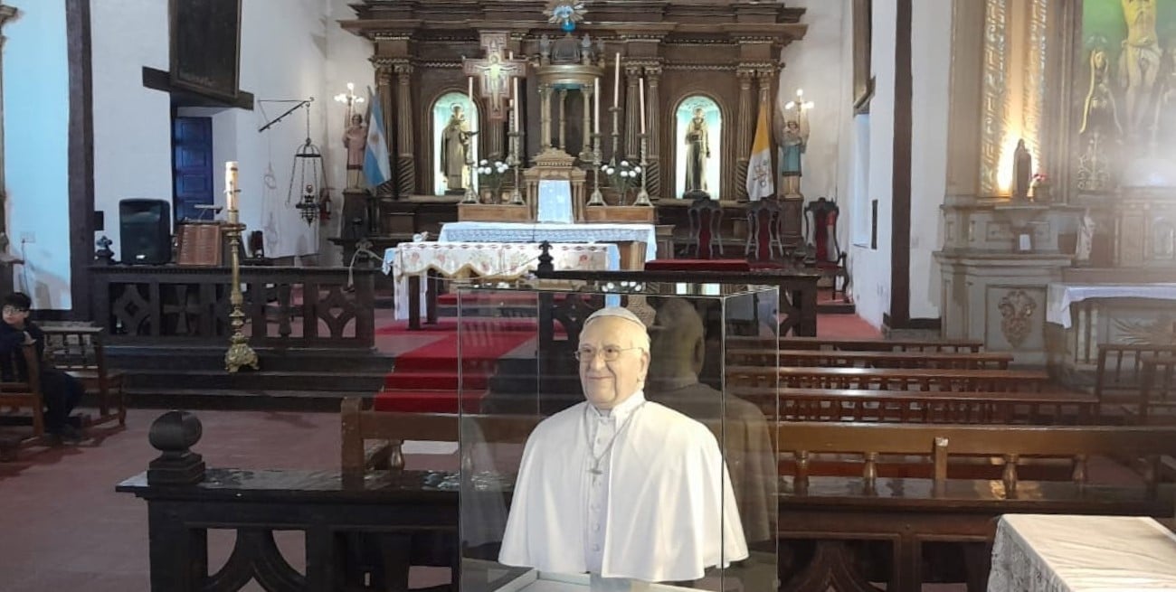 Santa Fe homenajeó al Papa Francisco con el primer busto en su honor