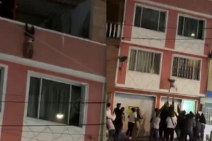 En cuestión de segundos, los vecinos lograron tensar mantas y abrigos para formar una malla de contención humana.