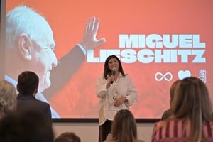Clara García encabezó el homenaje a Miguel Lifschitz junto a sus hijos en Rosario.