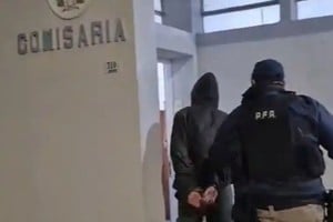 Ingreso de uno de los detenidos a la Comisaría luego de los operativos policiales conjuntos. Foto: Gentileza
