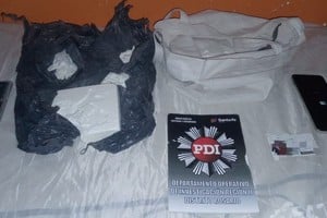 Entre los elementos incautados por las fuerzas dependientes del Ministerio de Justicia y Seguridad provincial se encuentran un teléfono celular, anotaciones relevantes para la causa y material estupefaciente.